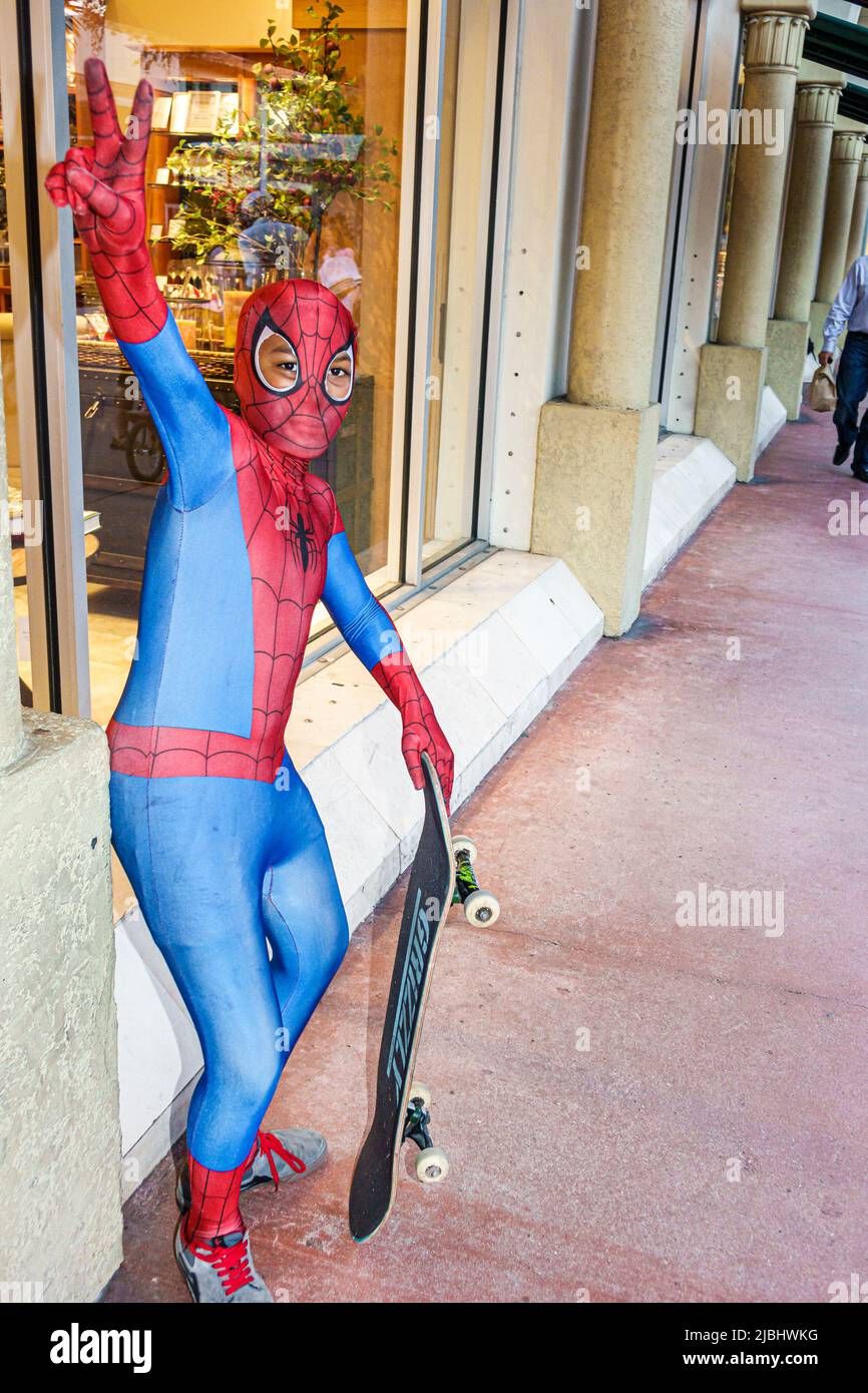 Hombre disfrazado de Spiderman roba un banco con pistola de agua