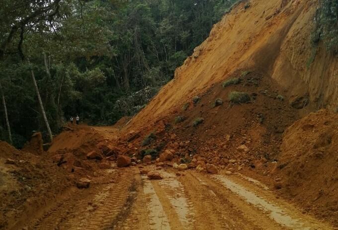 Fuertes lluvias provocan deslizamiento de tierras y muerte de 8 personas en Sasaima Cundinamarca.